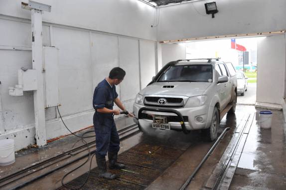 O esperado banho para tirar o sal e a lama da travessia do salar de Uyuni (em Iquique, no norte do Chile)